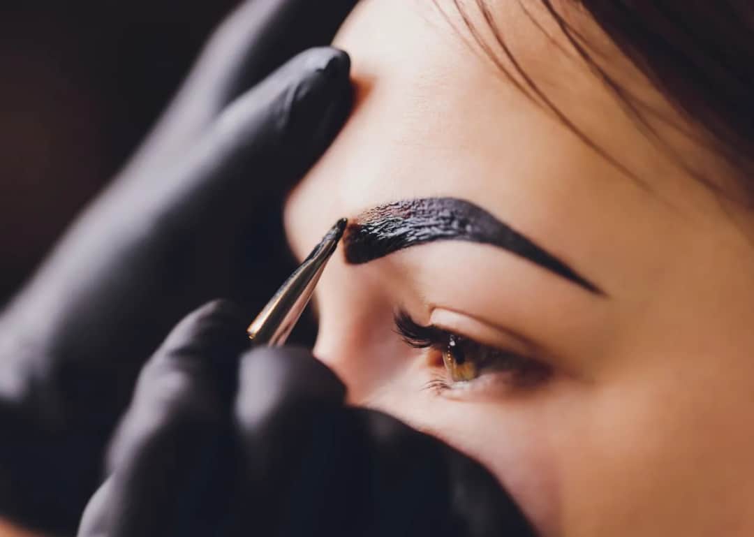 Ile kosztuje henna brwi? Poznaj ceny, rodzaje i wybierz idealną