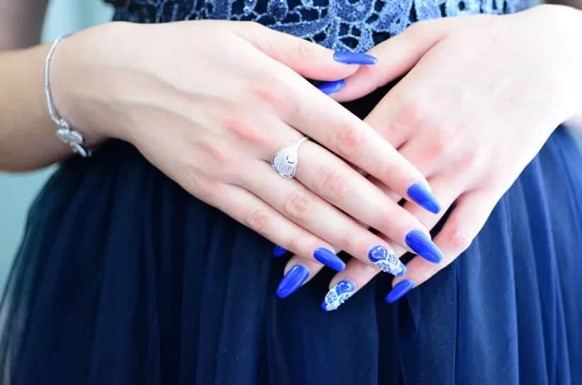 Idealne paznokcie do chabrowej sukienki? Odkryj swój styl!