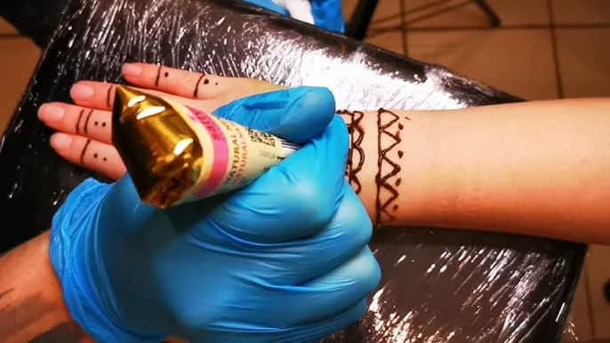 Tatuaż henną w domu: Bezpieczny poradnik krok po kroku z szablonem