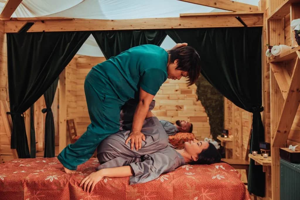 Co to masaż tajski? Poznaj jego historię, techniki i korzyści